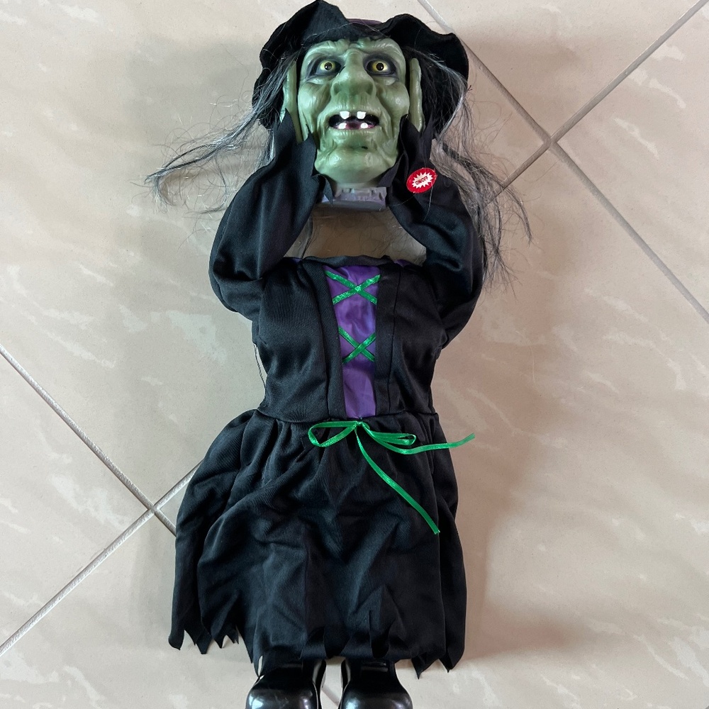 0002 Helda Witch (2008) talking toy Halloween Decoration